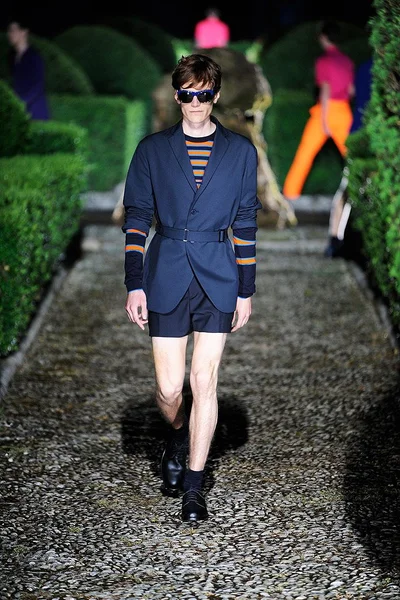 Look 16